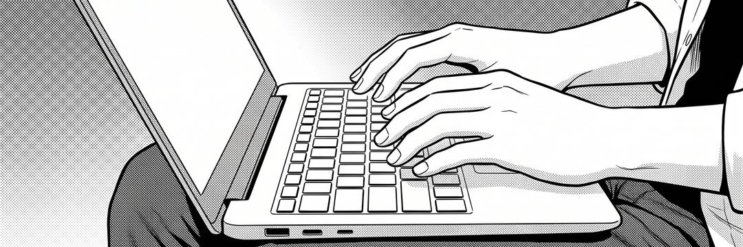 細い横の帯の寄り。膝の上のノートパソコンのキーボードの上で、止まったままの若い男性の両手。画面は絵の外。