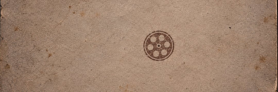 細い横の帯の寄り。写真の裏の、すり減った小さな丸い刻印。フィルムの巻きの形。