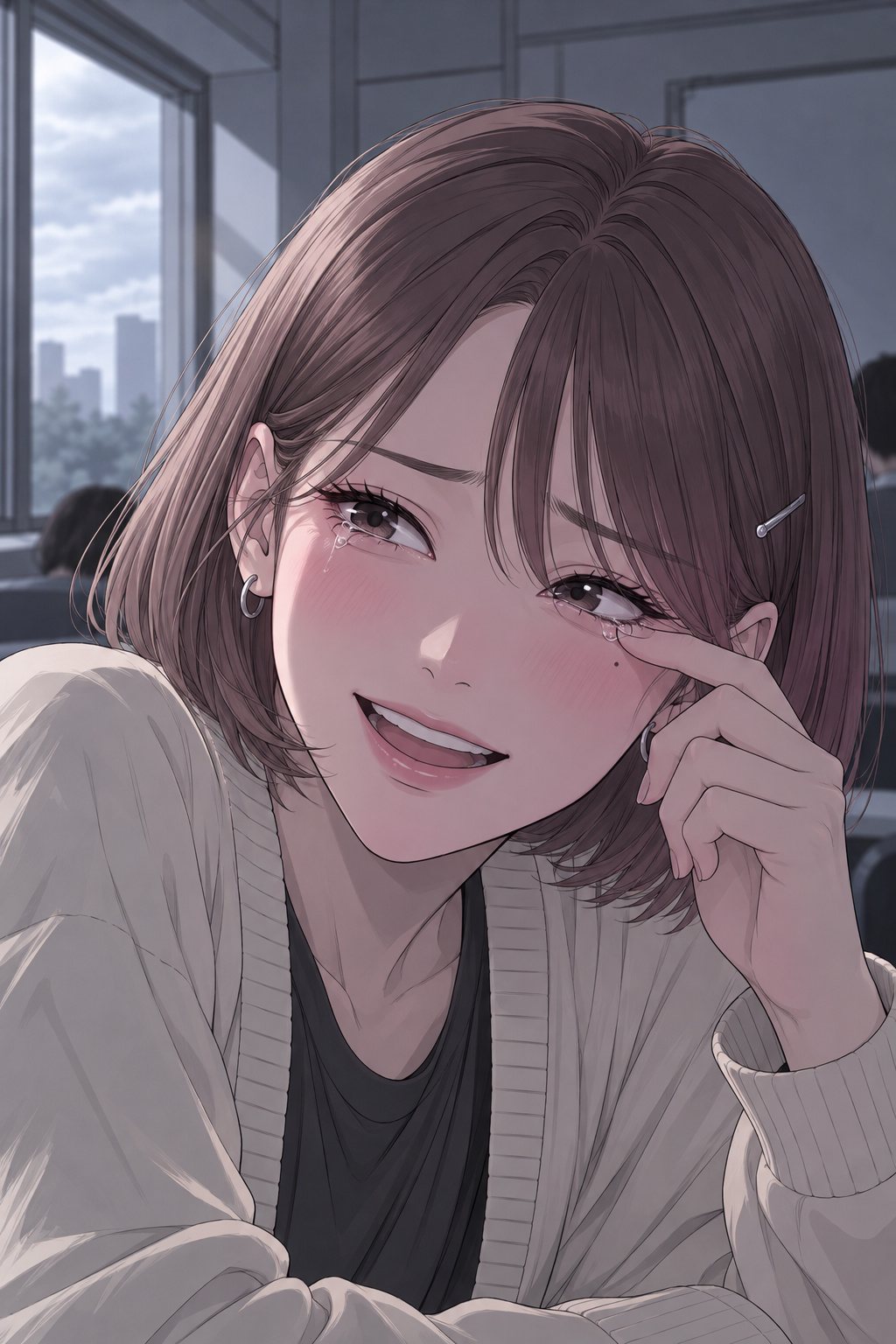 女子学生が、うるんだ目のまま、片方の眉を上げて小さく吹き出す。指で目もとをこする。曇りの窓の光。