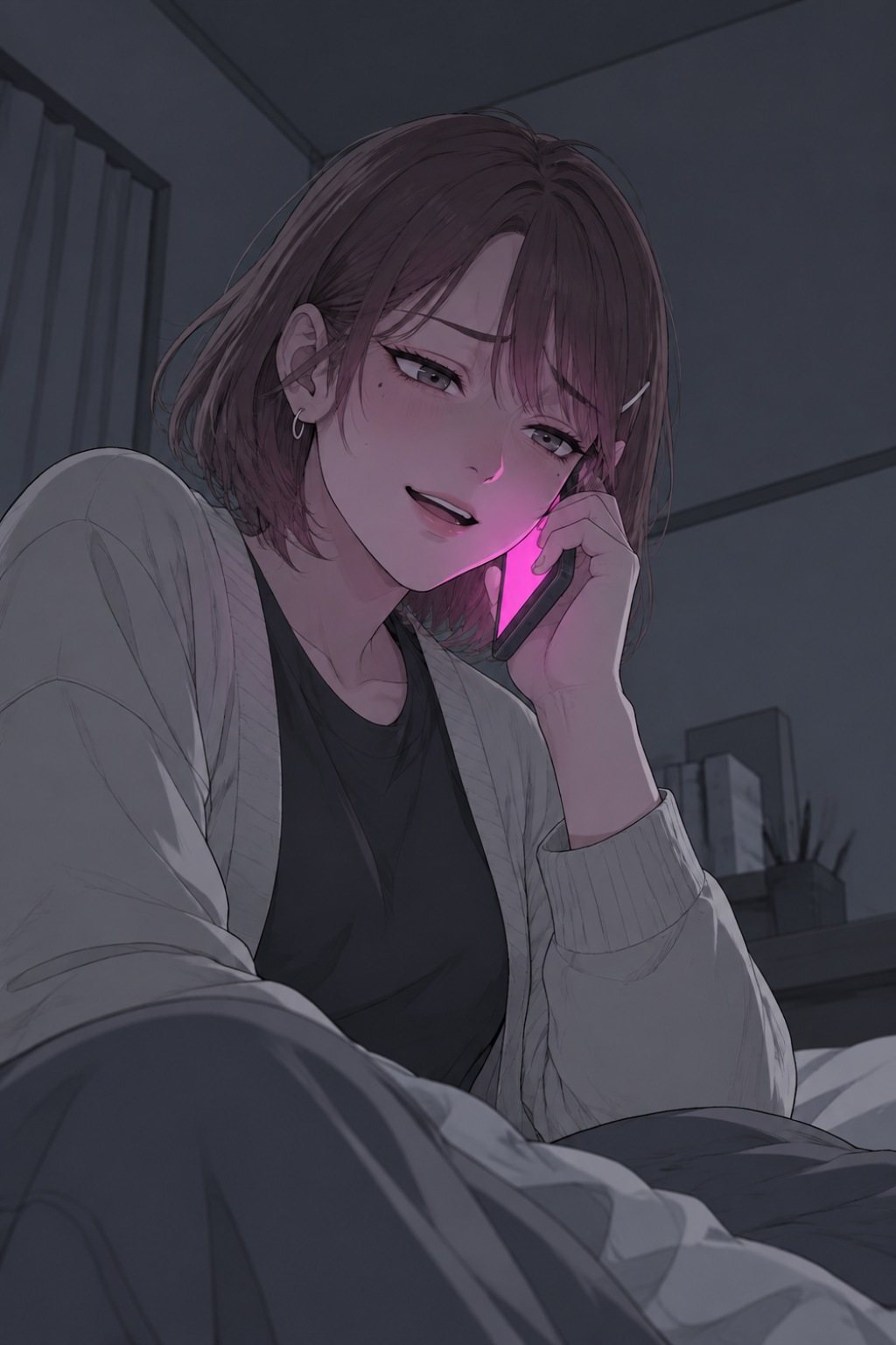女子学生を少し下から。夜の部屋でスマホを耳に、笑う。
