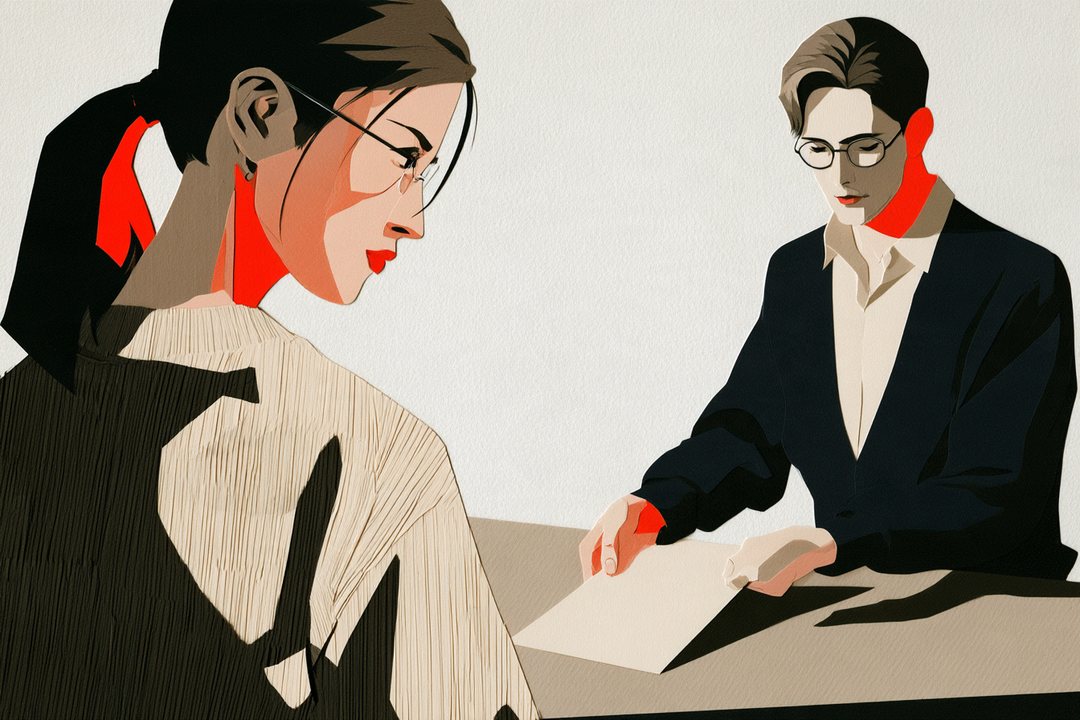 塾の面談室。手前の左に、心配そうな横顔の母親。机の向こうで、眼鏡の男の先生が1枚の紙を両手でこちらへ差し出している（紙の字は読めない）。