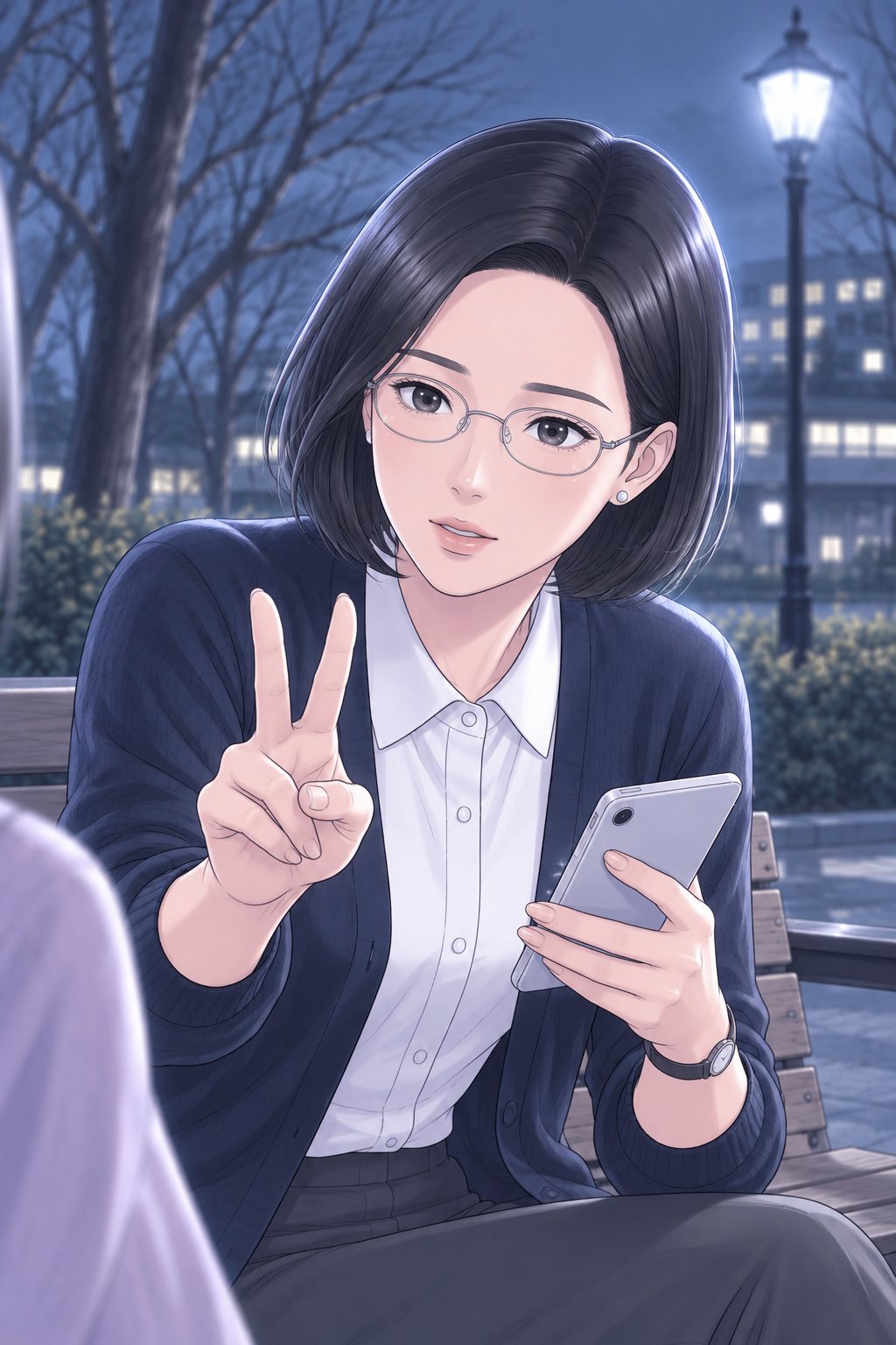 公園のベンチの沙耶。スマホを持たない方の手で、指を2本立てて見せる。
