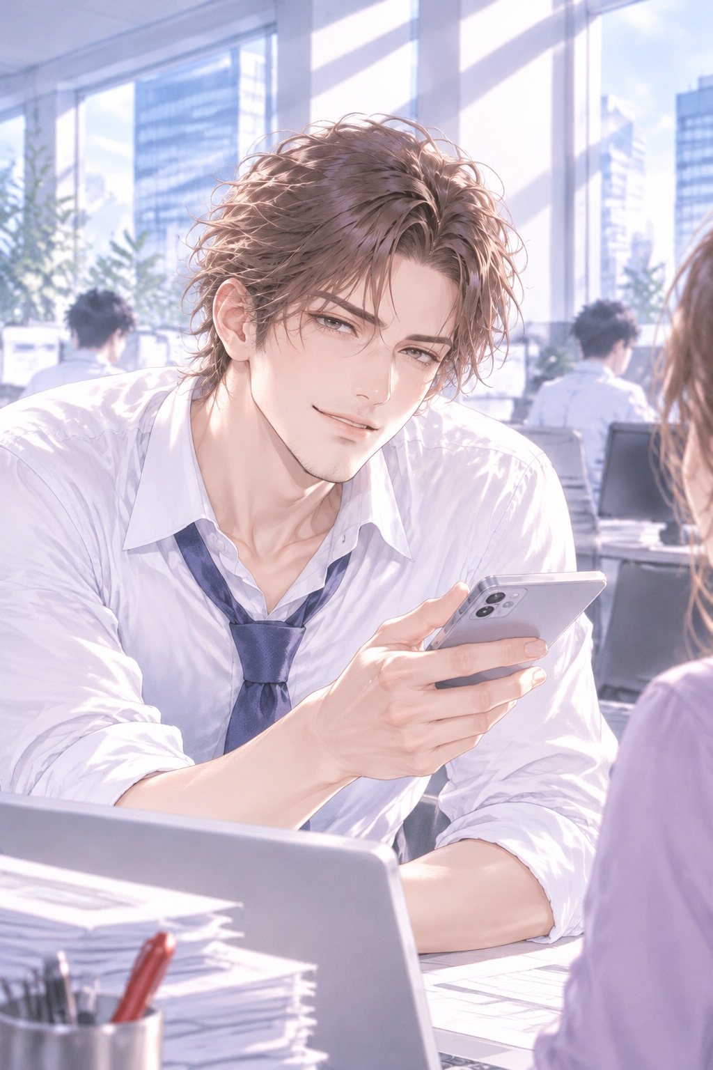 背の高い男性社員の胸から上。スマートフォンを持ったまま、褒めてほしそうに身を乗り出す。手前に女性社員の肩。