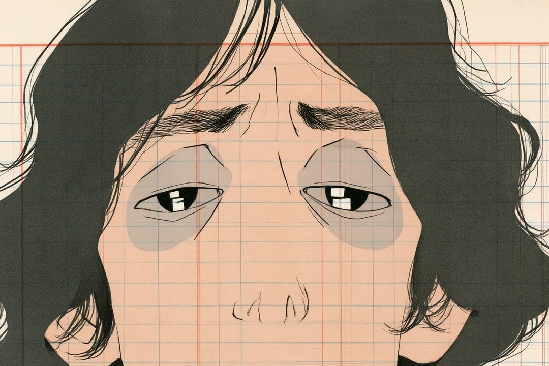 細い横の帯の寄り。暗い部屋で、スマホの画面の光を受けて揺れる男性の目。