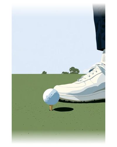 ティーの上で動かない白いボールと、その横の新しいゴルフシューズのつま先の寄り。
